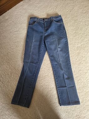 Gloria Vanderbilt Straight Leg Jeans in Medium Blue